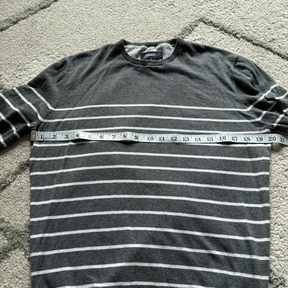 Johnnie-O sweater gray white striped Crewneck lightweight medium - Picture 3 of 6